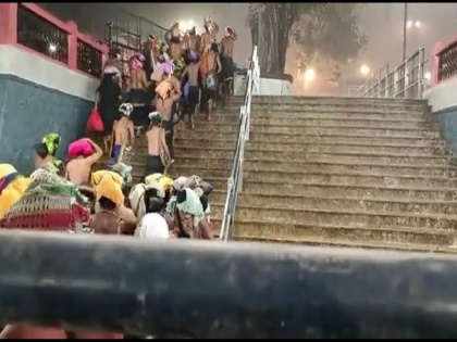 Crowds devotees reached Sabarimala darshan heavy rain devotees kerala Lord Ayyappa entered temple queue Video | वीडियो: भारी बारिश में भिंगते हुए दर्शन के लिए सबरीमाला पहुंचे भक्तों की भीड़, लाइन लगाकर मंदिर में प्रवेश किए भगवान अयप्पा के श्रद्धालुओं