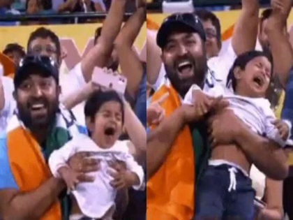 Australia vs India Video of a child crying in stands amid cheers from crowd goes viral | Ind vs Aus 2nd T20: विकेट मिलने पर भारतीय दर्शकों ने मचाया शोर, भीड़ देख रोने लगा मासूम, वीडियो वायरल