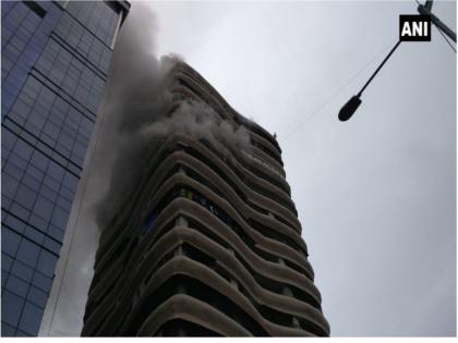 mumbai fire accident breaking news mumbai fire accident in crystal tower near parel area news in hindi | मुंबईः क्रिस्टल टावर की 12वीं मंजिल पर भीषण आग लगने से चार लोगों की हुई मौत, कई घायल