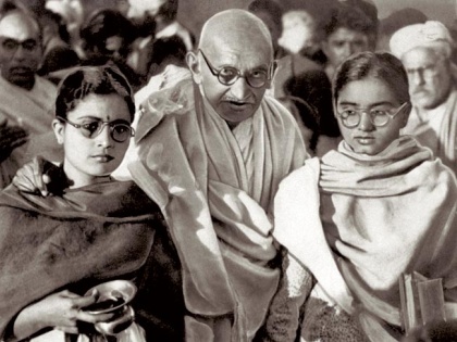 Mahatma Gandhi ka Brahamcharya Prayog, with Manu ben before Independent | जब महात्मा गांधी ने ब्रह्मचर्य को लेकर किया था विवादास्पद प्रयोग!