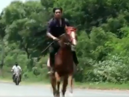 Son of BJP MLA CS Niranjan violated the lockdown and went horse riding | लॉकडाउन तोड़ बीजेपी विधायक के बेटे ने की घुड़सवारी, सोशल मीडिया पर वायरल हुआ वीडियो