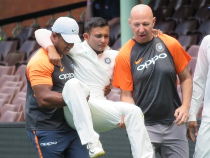 Prithvi Shaw suffer from ankle injury during practice match, taken to hospital | टेस्ट सीरीज से पहले टीम इंडिया का ये खिलाड़ी हुआ चोटिल, गोद में उठाकर ले जाना पड़ा ग्राउंड से बाहर