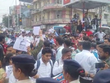 CTET-STET candidates again road demand teacher reinstatement protest Patna police lathicharged | CTET-STET Candidates: शिक्षक बहाली की मांग को लेकर फिर सड़क पर सीटीईटी-एसटीईटी अभ्यर्थी, पटना में जमकर प्रदर्शन, पुलिस ने भांजी लाठियां