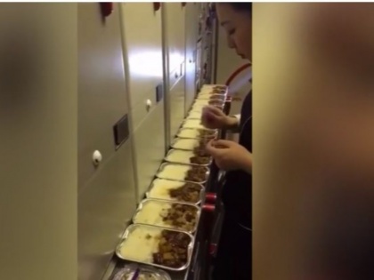 Air Hostess stole the passenger's food | और पैसेंजर्स का खाना चुराकर खा गई एयरहोस्टेस