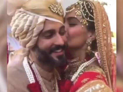 Sonam Kapoor Wedding: After sikh wedding, Sonam and Anand ties knot according to hindu custom, video viral | सिख वेडिंग के बाद हिन्दू तरीके से भी हुई सोनम-आनंद की शादी, देखें वीडियो