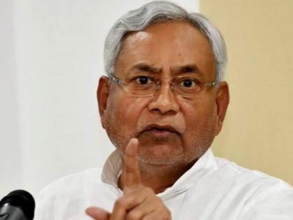 Attack during Bihar CM Nitish Kumar convey | बिहार: नीतीश के काफिले पर पथराव, सीएम को बचाया गया