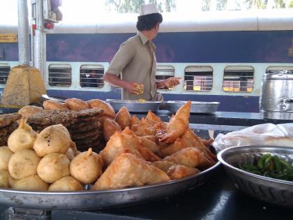 Indian Railways food item | इंडियन रेलवे में सफर कर रहे हर मुसाफिर को चखने चाहिए ये सात व्यंजन