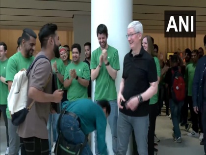 Customer touches CEO Tim Cook feet at New Delhi Apple Store opening video goes viral | New Delhi: एप्पल स्टोर के ओपनिंग पर ग्राहक ने छुए सीईओ टिम कुक के पैर, वीडियो हुआ वायरल