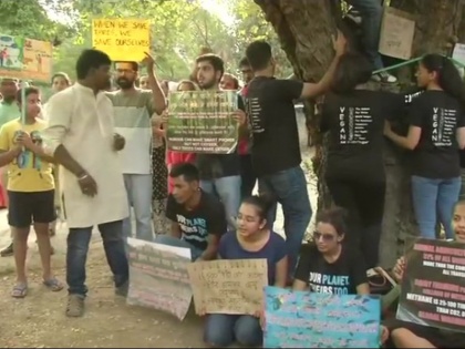 Residents stage a protest against cutting of trees under redevelopment project in delhi | दिल्ली: विकास के नाम पर 17,000 पेड़ों पर 'गाज', सरकार के खिलाफ लोगों का विरोध प्रदर्शन