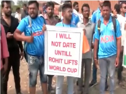 IND vs BAN: "Until Rohit Sharma lifts the World Cup 2023 trophy, will not date", vowed the fan who came to watch the India-Bangladesh match, watch | IND vs BAN: "जब तक रोहित शर्मा नहीं उठा लेते विश्वकप की ट्रॉफी, नहीं करूंगा डेट", भारत-बांग्लादेश मैच देखने आए प्रशंसक ने खाई कसम, देखें
