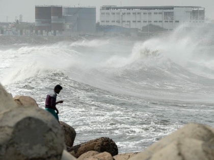 Cyclone Nivar Update Tamilnadu trains and buses cancelled, landfall likely on 25 November aaj ki taja khabar | Cyclone Nivar Update: चक्रवाती तूफान निवार कल टकराएगा तट से, चेन्नई में भारी बारिश, कई ट्रेन और बस रद्द, जानें हर अपडेट