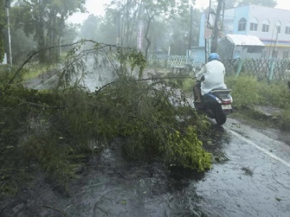 Amfan cyclone in West Bengal Protests continue demanding restoration of electricity and water supply | पश्चिम बंगाल में अम्फान चक्रवात, प्रभावित इलाकों में बिजली-पानी की आपूर्ति को लेकर विरोध प्रदर्शन जारी