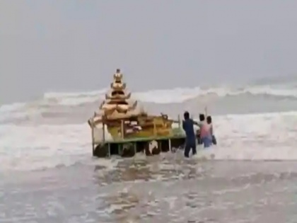 Cyclone Asani latest update Gold Painted Chariot Washes Ashore Srikakulam District Andhra Pradesh Watch viral Videos | Cyclone Asani Video: समुद्र में बहते हुए दिखा 'रहस्यमयी' सोने का रथ, देखने को लगी लोगों की भारी भीड़, वीडियो हुआ वायरल