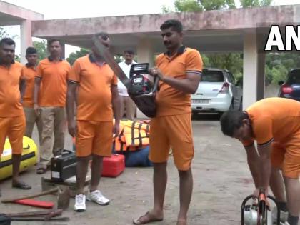 Cyclone Biparjoy distance of 350 km from Porbandar and 290 km from Dwarka will reach Jakhau port on June 15, 69 trains cancelled, see list video | Cyclone Biparjoy: पोरबंदर से 350 और द्वारका से 290 किमी की दूरी पर चक्रवात ‘बिपरजॉय’, 15 जून को जखाऊ बंदरगाह पहुंचेगा, NDRF की 18 टीम तैनात, 69 ट्रेन रद्द, देखें लिस्ट