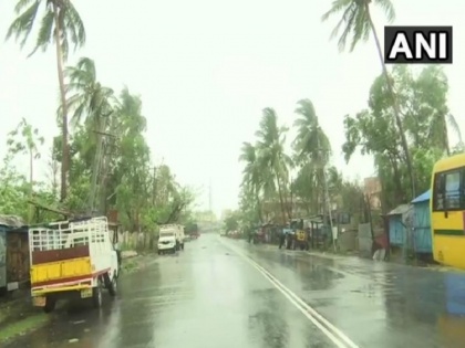 cyclone fani hits odisha government releases helpline numbers see the list | फोनी चक्रवाती तूफान से ओडिशा में भारी बारिश और आंधी, सरकार ने जारी किये 30 जिलों के हेल्पलाइन नंबर