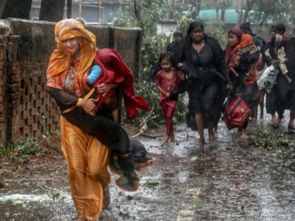 Cyclone Mocha Deadly storm causes floods, kills 3 in Myanmar havoc coast many houses damaged 20000 people take shelter in monasteries pagodas and schools | Cyclone Mocha: तूफान मोखा ने मचाई तबाही, म्यांमा तट पर दी दस्तक, कई मकान क्षतिग्रस्त और तीन लोगों की मौत, 20000 लोग मठों, पैगोडा और स्कूलों में शरण लेने पहुंचे