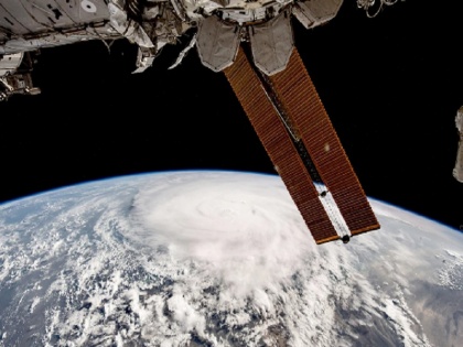 Astronaut Captures Cyclone Biparjoy From Space Station, watch photos | Cyclone Biparjoy की इंटरनेशनल स्पेस स्टेशन से यूएई के अंतरिक्ष यात्री ने कैप्चर की हैरान करने वाली तस्वीरें, देखें