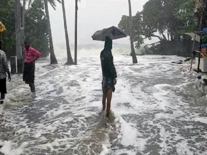 Cyclone Tauktae landfall in Gujarat Coast all latest update many people evacuated | चक्रवात 'तौकते' की गुजरात में दस्तक, अहमदाबाद एयरपोर्ट बंद, तटीय इलाकों में तेज हवाओं के साथ मूसलाधार बारिश, जानें 10 बातें