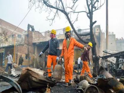 More than 60 gas cylinders loaded in a truck exploded in Ghaziabad, shops turned to ashes Watch | WATCH: गाजियाबाद में ट्रक में लदे 60 से अधिक गैस सिलेंडर फटे, दुकानें राख में तब्दील