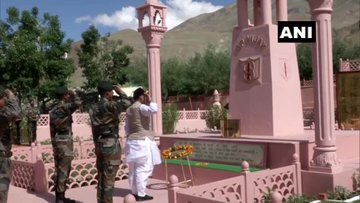 Jammu & Kashmir: Union Defence Minister Rajnath Singh paid tribute at Kargil War Memorial in Drass, earlier today. | करगिल युद्ध के शहीदों को राजनाथ ने दी श्रद्धांजलि, माल्यार्पण कर शहीदों के सम्मान में एक मिनट का मौन भी रखा