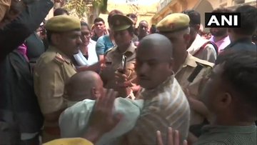Priyanka Gandhi Vadra met the family members of the victims of Sonbhadra firing incident that claimed lives of 10 people, in Chunar. | प्रियंका ने कहा, वे बहुत कष्ट में यहां आये हैं, कम से कम उन्हें मिलने तो दिया जाए Priyanka Gandhi Vadra met the family members of the victims of Sonbhadra firing incident that claimed lives of 10 people, in Chunar. | प्रियंका ने कहा, वे बहुत कष्ट में यहां आये हैं, कम से कम उन्हें मिलने तो दिया जाए