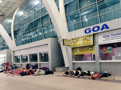 Railway Station-Like Scene At Goa Airport Irks Authorities, Netizens | गोवा हवाईअड्डे के प्रस्थान द्वार पर सोए लोग, चप्पल-जूते बिखरे हुए, क्या यह रेलवे स्टेशन है...