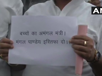 Bihar: RJD MLAs protested against the deaths due to Acute Encephalitis Syndrome (AES) at State Legislative Assembly, in Patna. | बिहार विधानसभा में एईएस को लेकर विपक्ष का हंगामा, स्वास्थ्य मंत्री मंगल पाण्डेय को अमंगल मंत्री कहा