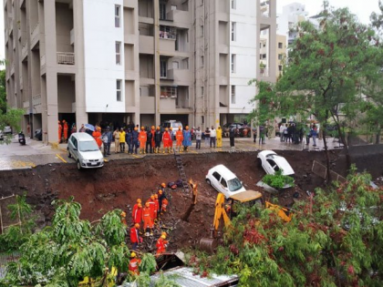 After the continuous rains, the city of Mumbai, the anger of the people on the social media got on the Shiv Sena. | लगातार बारिश के बाद मुंबई शहर की रफ्तार थमी, सोशल मीडिया पर लोगों का गुस्सा शिवसेना पर निकला
