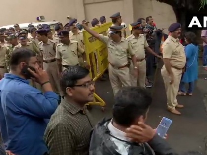 Mumbai Police Karnataka Minister DK Shivakumar will not be allowed inside hotel where 10 rebel Karnataka Congress-JD(S) MLAs are staying | कर्नाटक सियासी संकट: होटल के बाहर पुलिस तैनात, डीके शिवकुमार को बागी विधायकों से मिलने की अनुमति नहीं