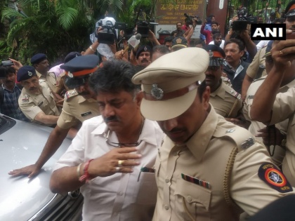 Karnataka Political Crisis Live: DK Shivakumar stopped from entering hotel where rebel MLAs are staying | कर्नाटक सियासी संकट: मुंबई में ठहरे बागी विधायकों ने जान का खतरा बताया, डीके शिवकुमार को रोकने के लिए कहा