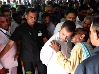 Rahul Gandhi with workers of Congress party, in Amethi. This is his first visit to the constituency, post the loss in Lok Sabha elections 2019. | अमेठी में हार के बाद पहली बार पहुंचे राहुल गांधी, कार्यकर्ताओं के साथ समीक्षा बैठक की