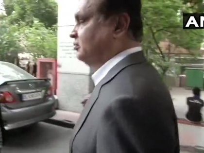 Delhi: Videocon Chairman Venugopal Dhoot leaves after questioning by Enforcement Directorate (ED) in connection with the ICICI Bank-Videocon loan case | वीडियोकॉन लोन केसः ईडी ने चंदा कोचर, दीपक कोचर, वेणुगोपाल धूत से की पूछताछ