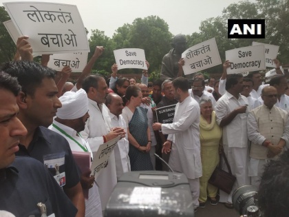 Delhi: Congress leaders including Sonia Gandhi, Rahul Gandhi and Anand Sharma protest in front of Gandhi statue in Parliament | सोनिया, राहुल गांधी की अगुवाई में विपक्ष ने संसद परिसर में दिया धरना, दलों ने भाजपा पर ‘लोकतंत्र की हत्या की साजिश’ का आरोप लगाया