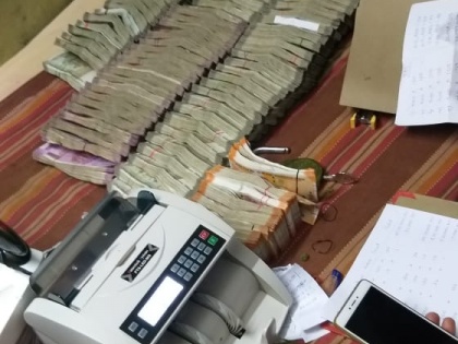 Telangana: Rs 93.5 lakh in cash, and gold ornaments, seized by Anti-Corruption Bureau (ACB) from the residence of Lavanya | रिश्वतखोरी में तहसीलदार गिरफ्तार, घर से 93.5 लाख रुपये और 400 ग्राम सोना जब्त