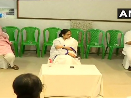 West Bengal CM Mamata Banerjee held a meeting with Trinamool Congress (TMC) MLAs at party headquarters in Kolkata, | ममता ने विधायकों से कहा- विनम्र होकर जनता से मिलें, पिछली गलतियों के लिए माफी मांगें