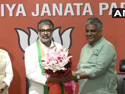 Former Samajwadi Party leader Neeraj Shekhar, who is the son of former Prime Minister Chandra Shekhar, joins Bharatiya Janata Party in presence of BJP general secretary Bhupender Yadav. | पूर्व प्रधानमंत्री चंद्रशेखर के पुत्र नीरज शेखर भाजपा में शामिल, सपा को झटका