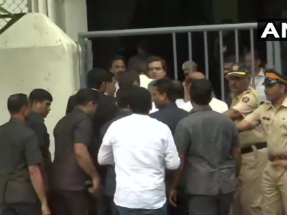 Maharashtra: Rahul Gandhi arrives at a Mumbai court to appear before it in connection with a defamation case filed against him in 2017 for allegedly linking journalist Gauri Lankesh's murder with "BJP-RSS ideology". | राहुल गांधी की मुसीबत खत्म नहीं, मानहानि के कई मामलों में पेशी की वजह से करना पड़ेगा देशभर का दौरा!