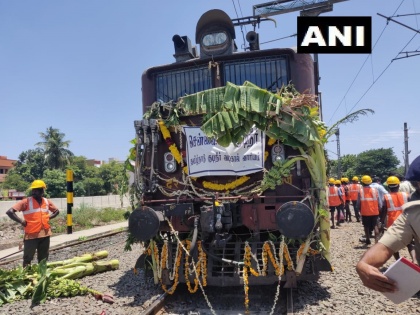 Tamil Nadu: The first train carrying water from Jolarpet railway station in Vellore district reaches Chennai. | चेन्नई में चार महीने से पानी की किल्लत, बुझेगी प्यास, जल लेकर पहुंची ट्रेन