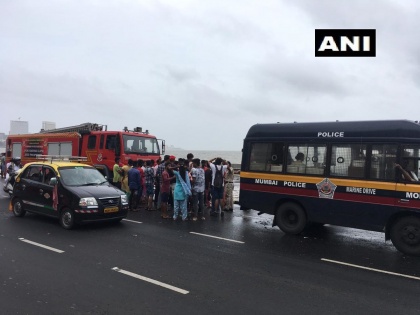 Mumbai: Rescue operation underway at Marine Drive for two people who have drowned here. | मुंबई में बारिशः मरीन लाइन्स पर दो लोग समुद्र में डूबे,  सर्च ऑपरेशन जारी