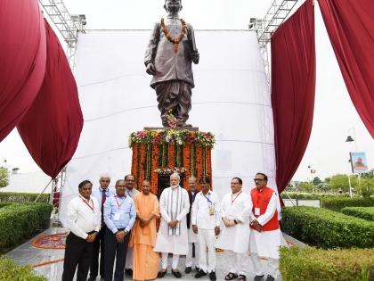 At Varanasi airport, unveiled a statue of one of Mother India’s greatest sons, Lal Bahadur Shastri Ji. | धातु से बनी पूर्व प्रधानमंत्री लाल बहादुर शास्त्री की 18 फीट ऊंची प्रतिमा का पीएम मोदी ने किया अनावरण