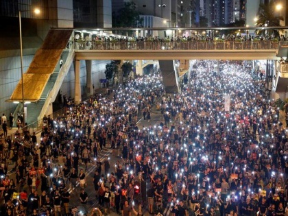 Hong Kong: Fresh protests erupt on anniversary of handover to China | हांगकांग में सरकार विरोधी प्रदर्शनकारी सभी अवरोधकों को तोड़कर संसद भवन में घुसे