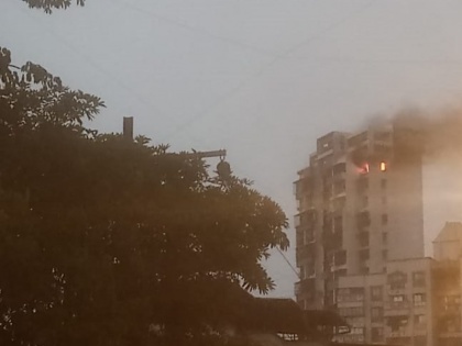 fire breaks out in a building in sector-19 of Airoli sector of Navi Mumbai Maharashtra | महाराष्ट्र: नवी मुंबई के एरोली सेक्टर की एक बिल्डिंग में लगी भीषण आग, राहत बचाव कार्य में जुटा प्रशासन