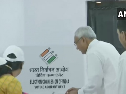 Bihar Chief Minister Nitish Kumar casts his vote attacks on election commission | लोकसभा चुनाव 2019: नीतीश कुमार ने उठाए चुनाव आयोग पर सवाल, 7 चरणों में मतदान से खफा
