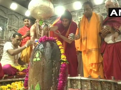 lok sabha election 2019 Priyanka Gandhi Vadra & Chief Minister of Madhya Pradesh Kamal Nath offer prayers at Mahakaleshwar temple in Ujjain. | लोकसभा चुनावः महाकाल के द्वार प्रियंका गांधी, पूजा-अर्चना के बाद उज्जैन में रोड शो