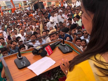 lok sabha election 2019 Bollywood actress and BJP leader Hema Malinis Election rally in Jind. | हेमा मालिनी ने कहा, देश को मोदी जैसे सशक्त पीएम की जरूरत है, 5 साल में सबका विकास