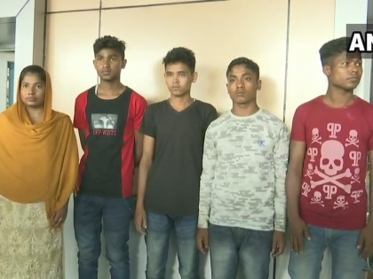 Five Rohingyas including a woman was arrested by Railway Protection Force (RPF) at Guwahati Railway Station earlier today. | दिल्ली आ रहे 5 रोहिंग्या मुसलमान अरेस्ट, नकली आधार कार्ड, म्यामां में बनी सफेद कॉफी भी बरामद