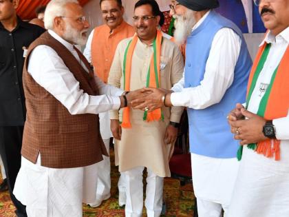 These 'Mahamilavati' people are saying 'hua toh hua', but the country is now saying 'mahamilavati logon ab bohot hua', enough is enough. | पीएम ने कहा, भारत के हर घर से चल रही है मोदी लहर, कांग्रेस पर साधा निशाना