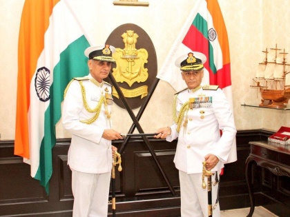 Admiral Karambir Singh takes over as the chief of the Naval staff. He replaces Admiral Sunil Lanba, who is retiring today. | एडमिरल करमबीर सिंह ने नये भारतीय नौसेना का कार्यभार संभाला, पहले हेलिकॉप्टर पायलट हैं जो बल का संचालन करेंगे