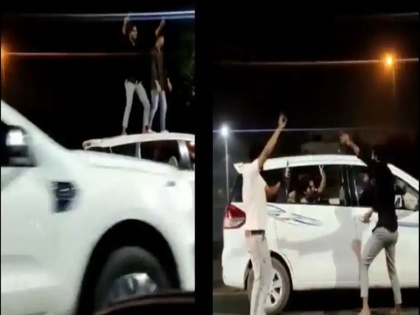 ghazibad youth dance on running car on National Highway 9 video went viral up police took action | UP: चलती गाड़ी के छत पर चढ़कर युवकों को डांस करना पड़ गया भारी, वीडियो वायरल होने पर पुलिस ने लिया यह एक्शन