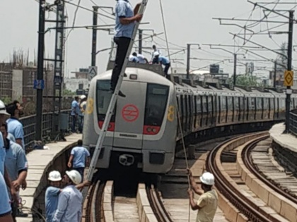 Normal services have now resumed. Inconvenience is regretted. Please allow for some extra time in your commute till the bunching of trains eases. | दिल्ली मेट्रो की 'येलो लाइन' पर ब्रेक, जाम से बेहाल लोग, कई यात्रियों ने ट्विटर पर गुस्सा दिखाया
